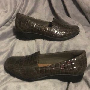 Clarks Brown Crocodile Croc Print Patent Loafers- Size 7 “NWOT”